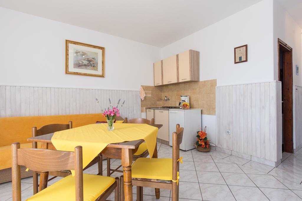 Apartment Milka Krk Town Exterior photo